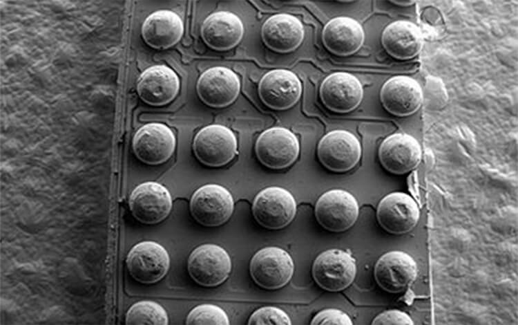 By laser ablation solid evaporates und sublimes, suitable for sapphires